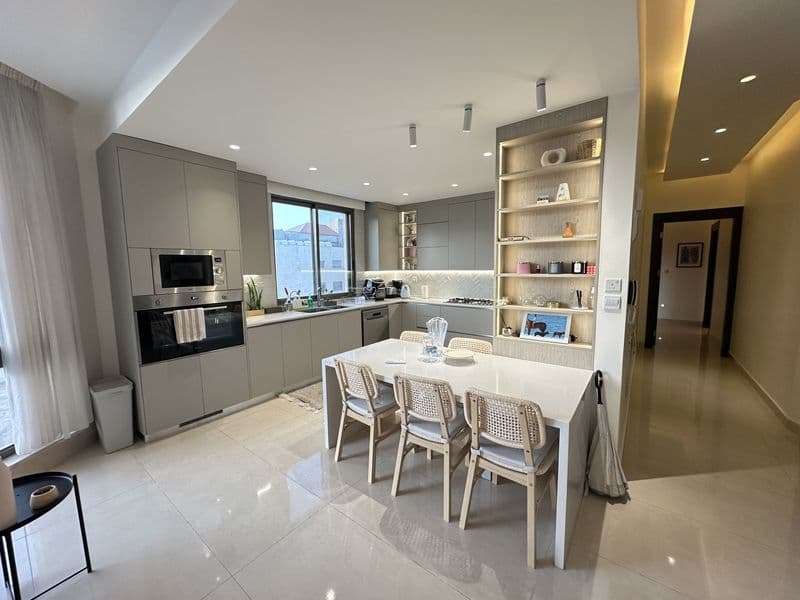 Top Floor Apartment for Sale – Expandable 80 sqm – Current Area 195 sqm – Price 185,000 JOD — photo 1