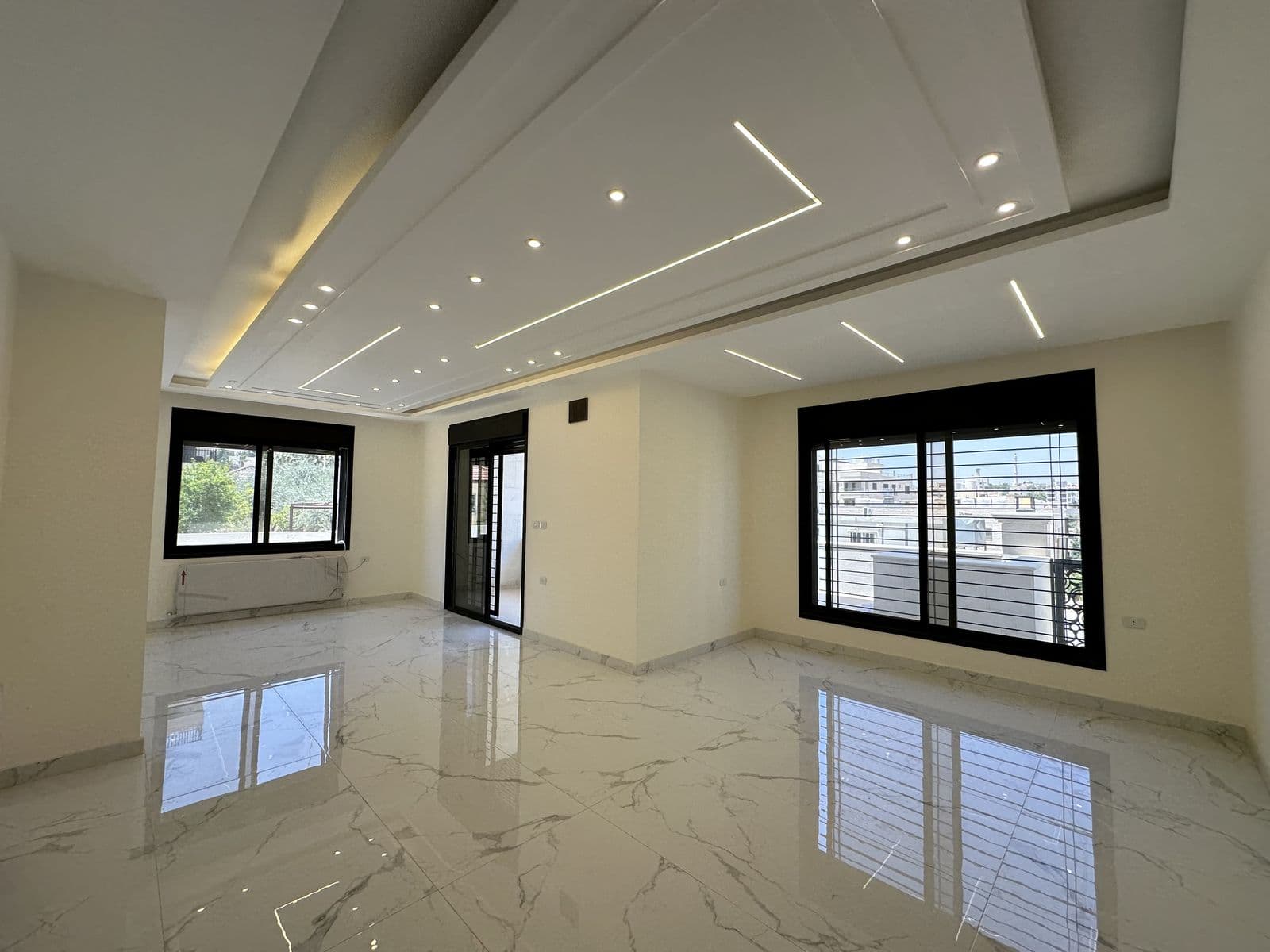 Ground Floor Right Apartment with Private Entrances and Terraces — photo 1