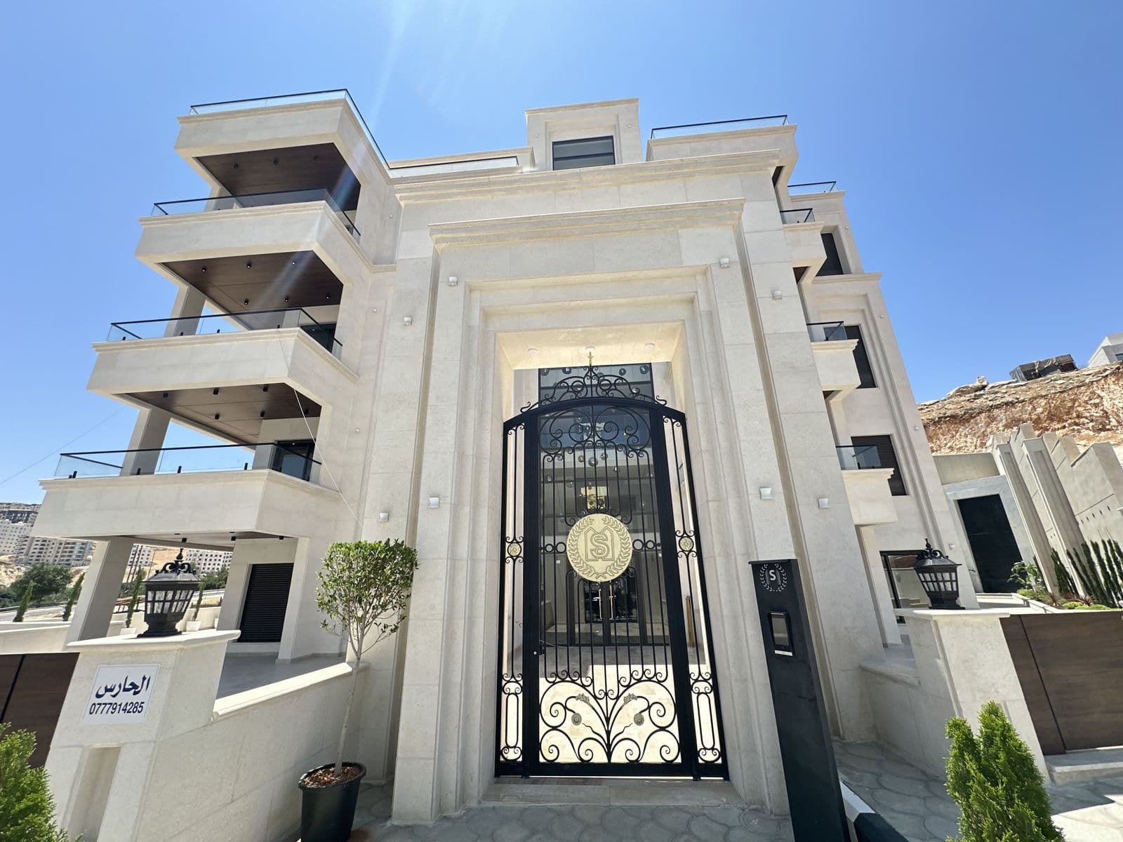 Luxury Ground Floor Smart Home Apartment in Abdoun – 4 Master Bedrooms | High Security | 400m² Private Terrace — photo 1