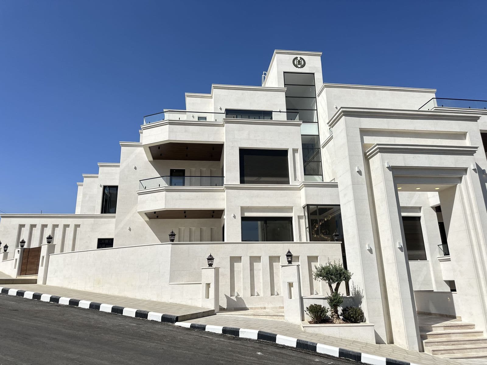 Luxury Apartment for Sale with Spacious ground floor and Terrace and Premium Features (Left Wing) — photo 1